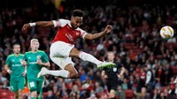 Ketajaman Pierre-Emerick Aubameyang terlihat bersama Arsenal musim ini. Dari 13 laga, ia sudah menyarangkan delapan gol di Premier League. (Foto: David Klein/Reuters)