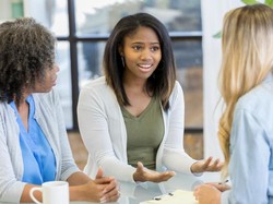 Bikin Geger, Ibu Ini Keliling Kampus Cari Pacar untuk Putranya