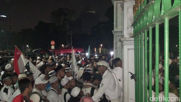 Massa Reuni 212 Makin Ramai, Begini Suasana di Monas Malam Ini