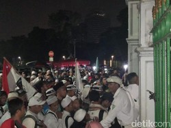 Hanya Pintu Kecil Dibuka, Peserta Reuni 212 Menumpuk di Monas Timur