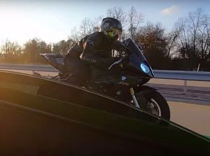 Ada-ada Saja, McLaren 720S VS BMW S1000RR