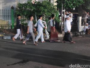 Massa Reuni 212 Mulai Berdatangan di Stasiun Gambir