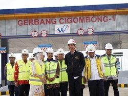 Pakai Jaket Bomber, Jokowi Resmikan Tol Bocimi