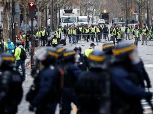 Petugas Bersihkan Kota Paris Usai Demo Rompi Kuning