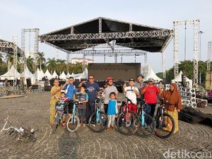 Monas Pagi Ini: Peserta Reuni 212 Olahraga Bareng Keluarga