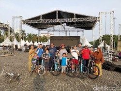Monas Pagi Ini: Peserta Reuni 212 Olahraga Bareng Keluarga