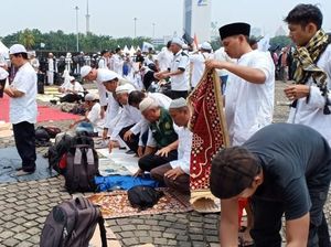 Salat Zuhur di Area Monas, Massa Reuni 212 Wudu Pakai Air Mineral