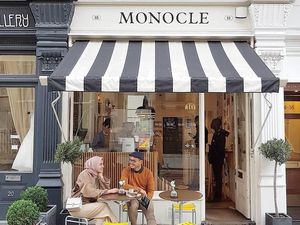 Pose Cantik Desainer Busana Muslim Ria Miranda Saat Ngopi dan Makan Kue