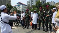 Aksi Simpatik Massa Reuni 212: Bagi Minuman dan Foto Bareng TNI