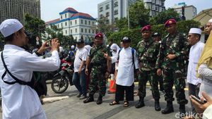 Aksi Simpatik Massa Reuni 212: Bagi Minuman dan Foto Bareng TNI