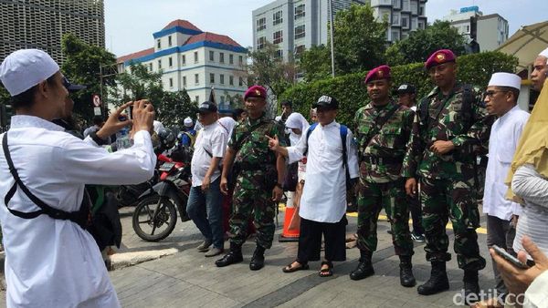 Aksi Simpatik Massa Reuni 212: Bagi Minuman dan Foto Bareng TNI