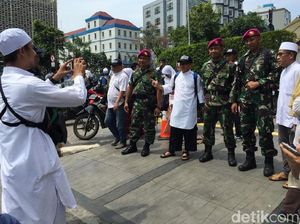 Aksi Simpatik Massa Reuni 212: Bagi Minuman dan Foto Bareng TNI