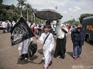 Saat Peserta Reuni 212 Bersih-bersih Monas