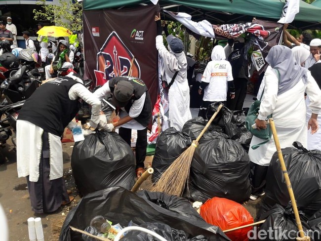 Massa Reuni 212 Bubar, Sampah-sampah Langsung Disingkirkan Massa Reuni 212 Bubar, Sampah-sampah Langsung Disingkirkan