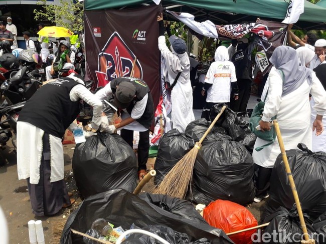 Massa Reuni 212 Bubar, Sampah-sampah Langsung Disingkirkan