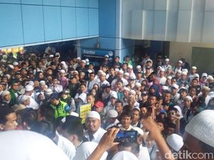 Foto: Massa Reuni 212 Bubar, Begini Suasana di Stasiun dan Halte Juanda
