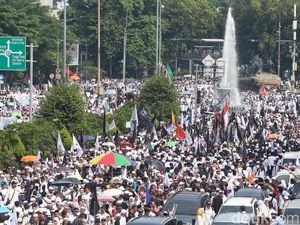 Massa 212 Menyemut, Pedagang Mengeruk Untung