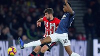 Marcus Rashford berusaha keras memutus serangan Southampton. (Foto: Eddie Keogh/Reuters)