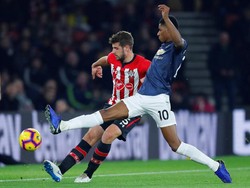 Marcus Rashford berusaha keras memutus serangan Southampton. (Foto: Eddie Keogh/Reuters)