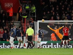 MU kebobolan lagi di menit ke-20. Cedric Soares memggandakan keunggulan buat Southampton menjadi 2-0 lewat eksekusi tendangan bebas. (Foto: Matthew Childs/Reuters)