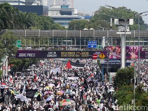 Sambil Berselawat, Peserta Reuni 212 Padati Stasiun Juanda