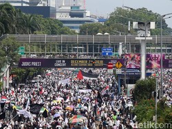 Sambil Berselawat, Peserta Reuni 212 Padati Stasiun Juanda