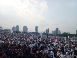 Bacakan Selawat, Peserta Reuni 212 Kibarkan Bendera RI dan Tauhid