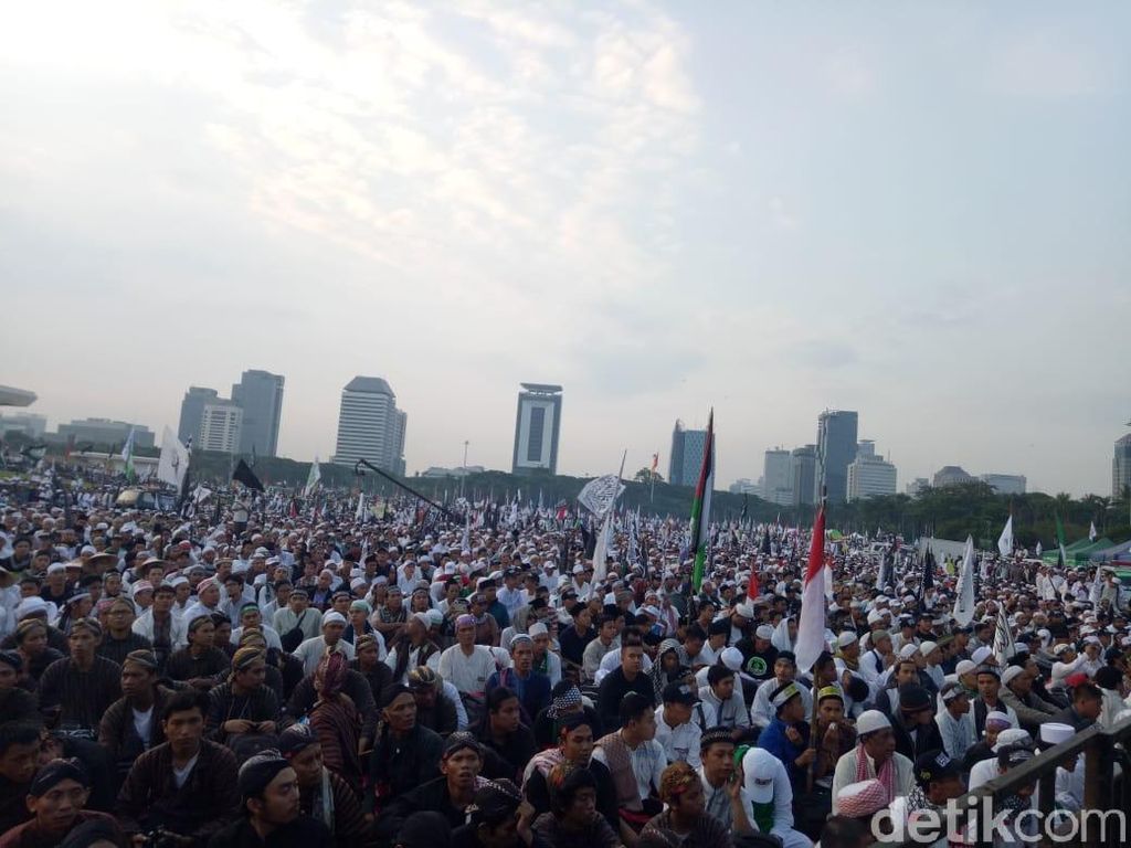 Bacakan Selawat, Peserta Reuni 212 Kibarkan Bendera RI dan Tauhid Bacakan Selawat, Peserta Reuni 212 Kibarkan Bendera RI dan Tauhid
