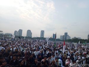 Bacakan Selawat, Peserta Reuni 212 Kibarkan Bendera RI dan Tauhid Bacakan Selawat, Peserta Reuni 212 Kibarkan Bendera RI dan Tauhid