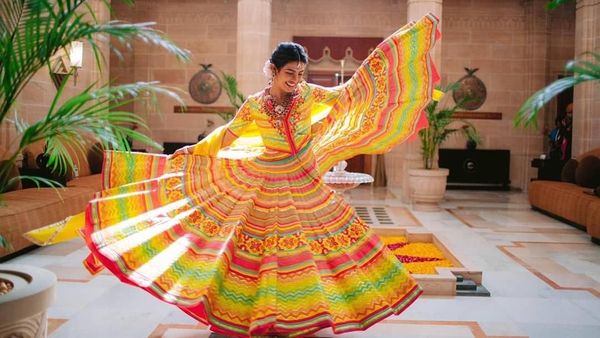Dinikahi Nick Jonas, Priyanka Chopra Cantik Bergaun India Nan Meriah