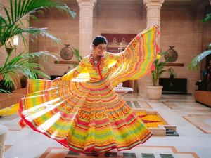 Cantiknya Priyanka Chopra Berbaju Tradisional India Saat Ritual Mehendi