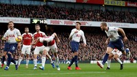 Tensi pertandingan meninggi saat Eric Dier mencatatkan gol pada menit ke-30. Perayaan gol para pemain Spurs memicu emosi para pemain Arsneal. (Foto: Matthew Childs/Action Images via Reuters)