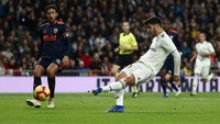Begitu juga dengan Marco Asensio, yang masuk menggantikan Bale. Ia sempat punya kans bagus mencetak gol di menit ke-72, setelah menerima umpan di kotak penalti. Ia melepaskan sepakan, namun masih bisa diblok lawan. (Foto: Sergio Perez/Reuters)