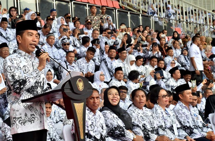 Presiden Jokowi Menghadiri puncak peringatan Hari Guru Nasional Tahun 2018 dan HUT ke-73 Persatuan Guru Republik Indonesia (PGRI) di Stadion Pakansari, Kabupaten Bogor