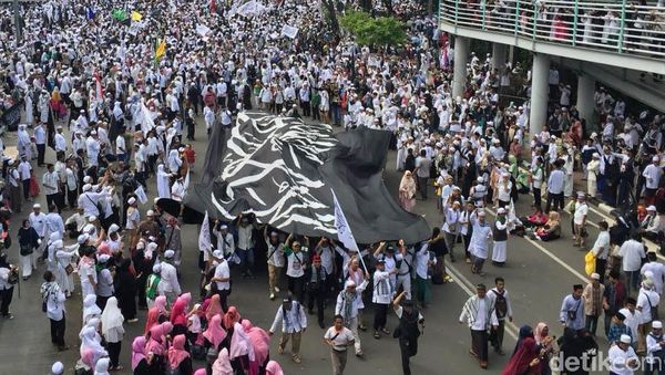Massa Reuni 212 Bawa Bendera Tauhid Besar ke Monas