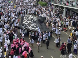 Video Bendera Tauhid Raksasa Berkibar di Reuni 212