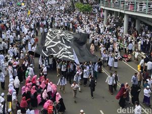 Video Bendera Tauhid Raksasa Berkibar di Reuni 212 Video Bendera Tauhid Raksasa Berkibar di Reuni 212