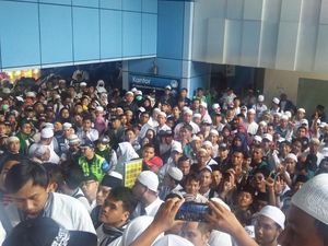 Stasiun Juanda Penuh, Penumpang Digilir untuk Naik ke Peron