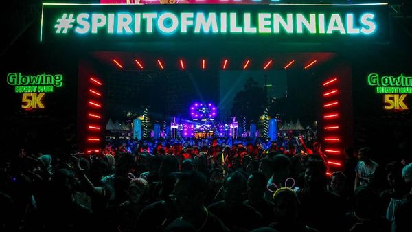 Ribuan Pelari Ramaikan Glowing Night Run