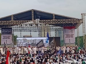 Prabowo dan Massa Reuni 212 Nyanyikan Lagu Indonesia Raya