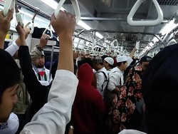 Lantunan Zikir Massa Reuni 212 di Gerbong KRL