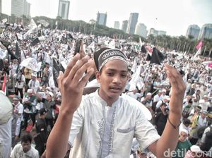 Berbagai Ekspresi Syahdu Peserta Reuni 212 2018