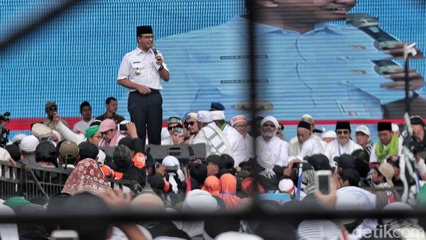 Potret Aksi Anies Baswedan Berbaju Dinas di Reuni 212