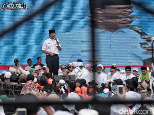 Potret Aksi Anies Baswedan Berbaju Dinas di Reuni 212