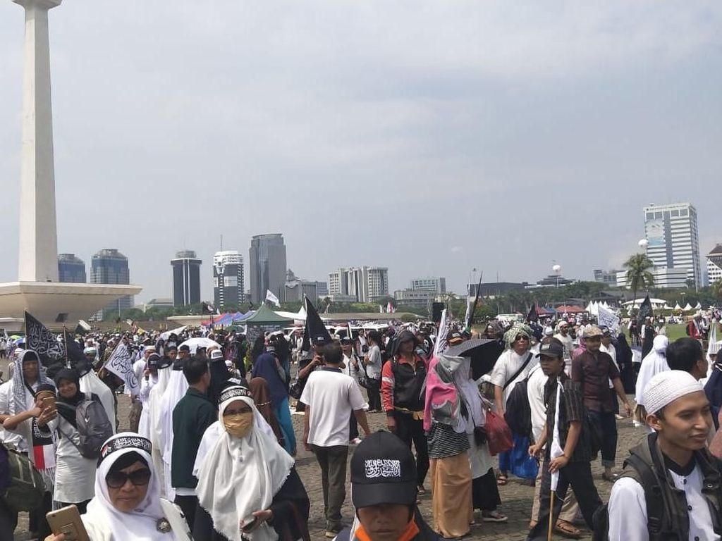 Reuni 212 Usai, Massa Mulai Tinggalkan Monas Reuni 212 Usai, Massa Mulai Tinggalkan Monas