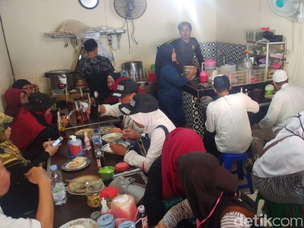 Lapar Usai Aksi, Peserta Reuni 212 Serbu Warteg