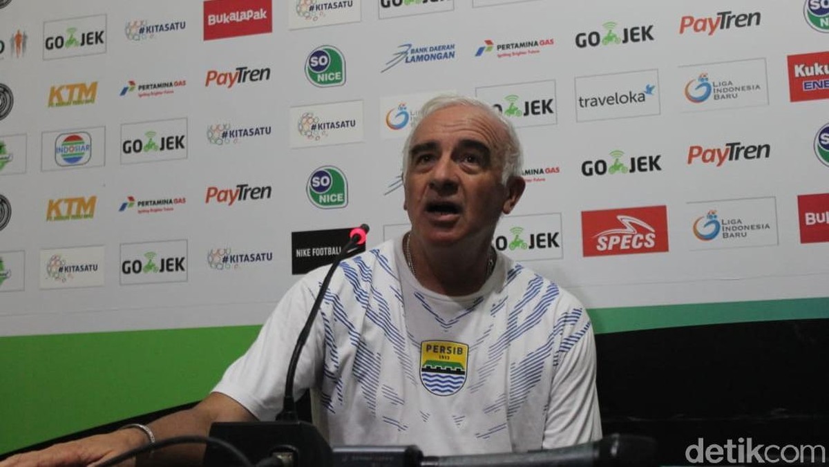 Roberto Carlos Mario Gomez saat masih menangani Persib Bandung. (Foto: Eko Sudjarwo/detikSport)