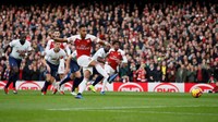 Arsenal unggul lebih dulu dalam laga melawan Spurs. Pierre-Emerick Aubameyang yang menjadi pencetak gol lewat titik putih di menit ke-10. (Foto: David Klein/Reuters)