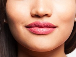 Mau Lipstik Terlihat Sempurna? Intip Trik Berikut Ini