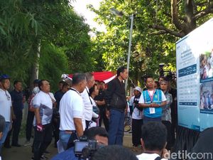 Ada Reuni 212 di Jakarta, Jokowi Nyetrum Warga di Bogor